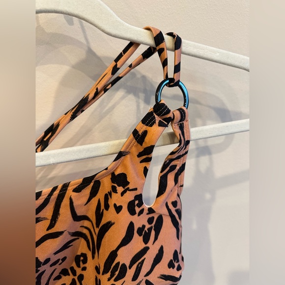 CUPSHE Love Struck Asymmetrical One Piece - Picture 4 of 5